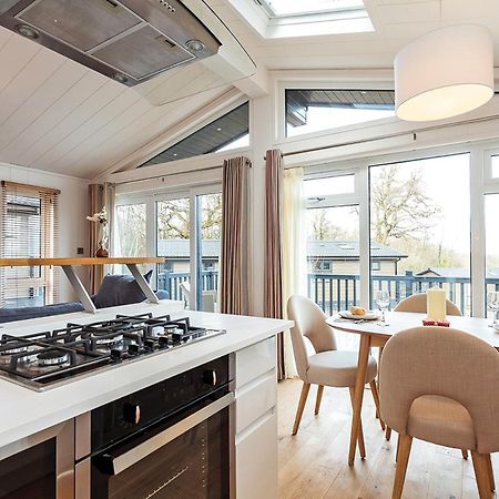 Woodside Bay Lodge Retreat Вуттон-Бридж Экстерьер фото