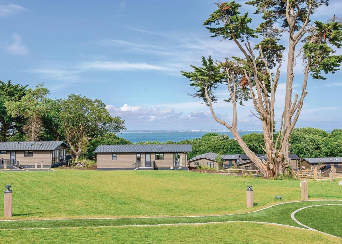 Woodside Bay Lodge Retreat Вуттон-Бридж Экстерьер фото