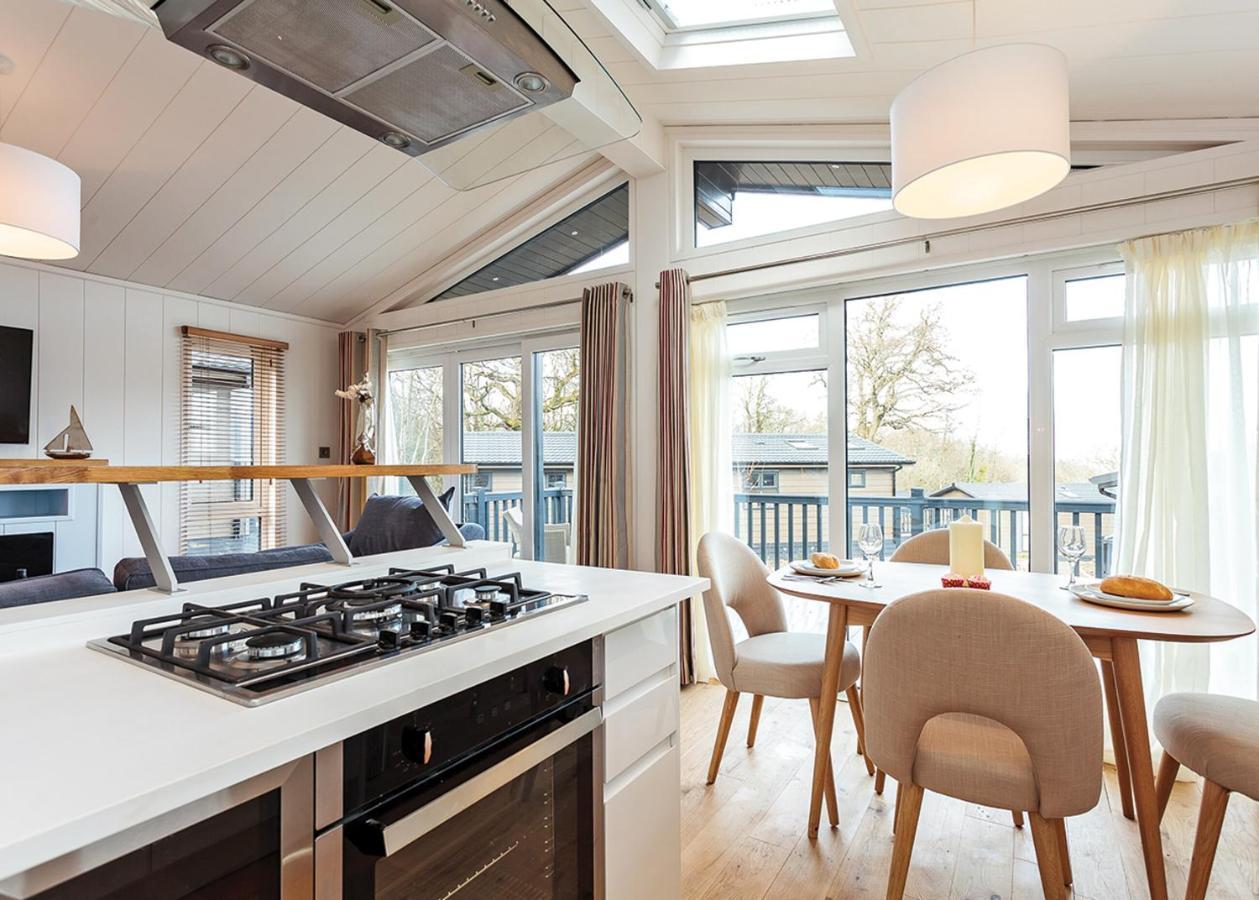 Woodside Bay Lodge Retreat Вуттон-Бридж Экстерьер фото