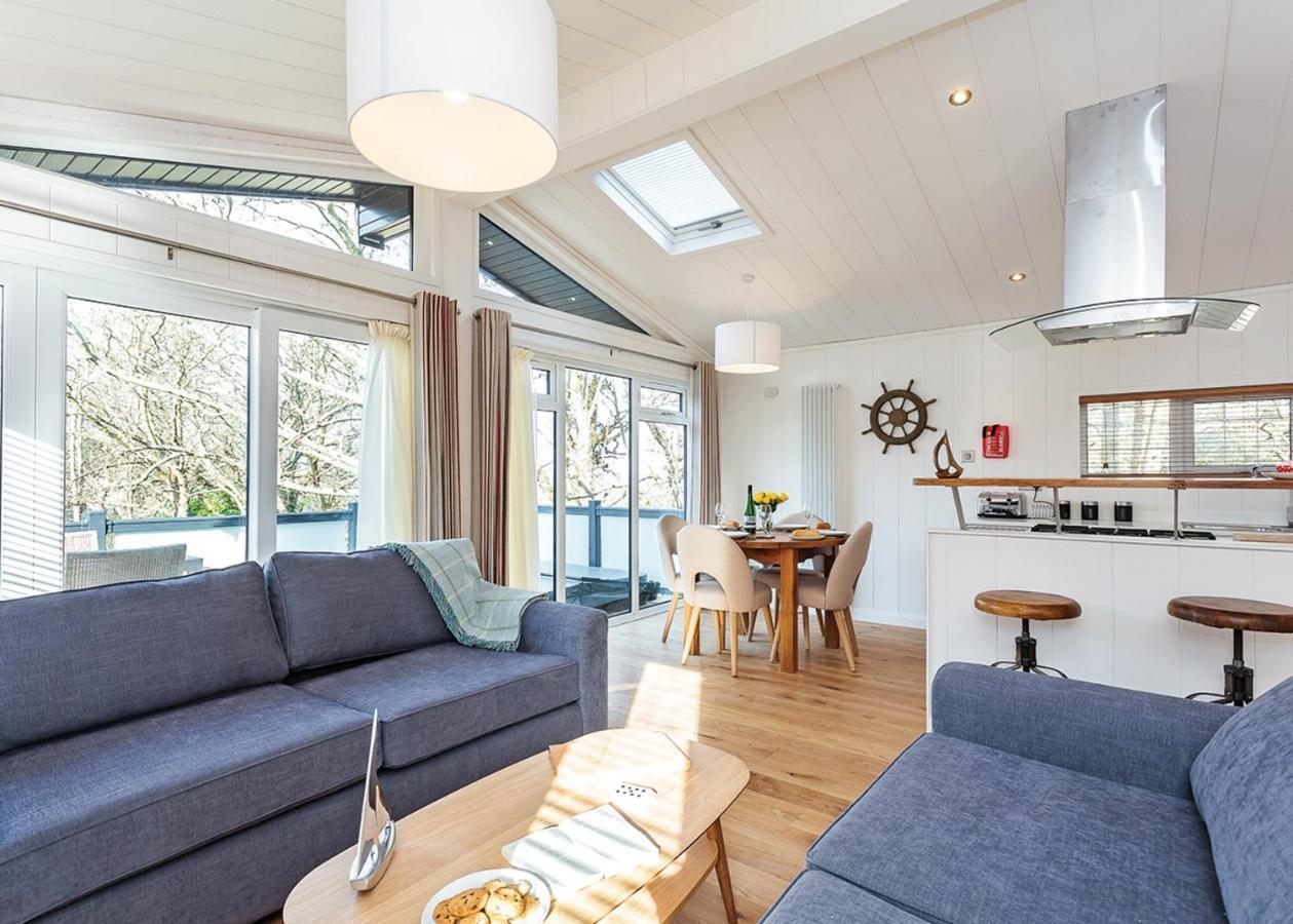 Woodside Bay Lodge Retreat Вуттон-Бридж Экстерьер фото