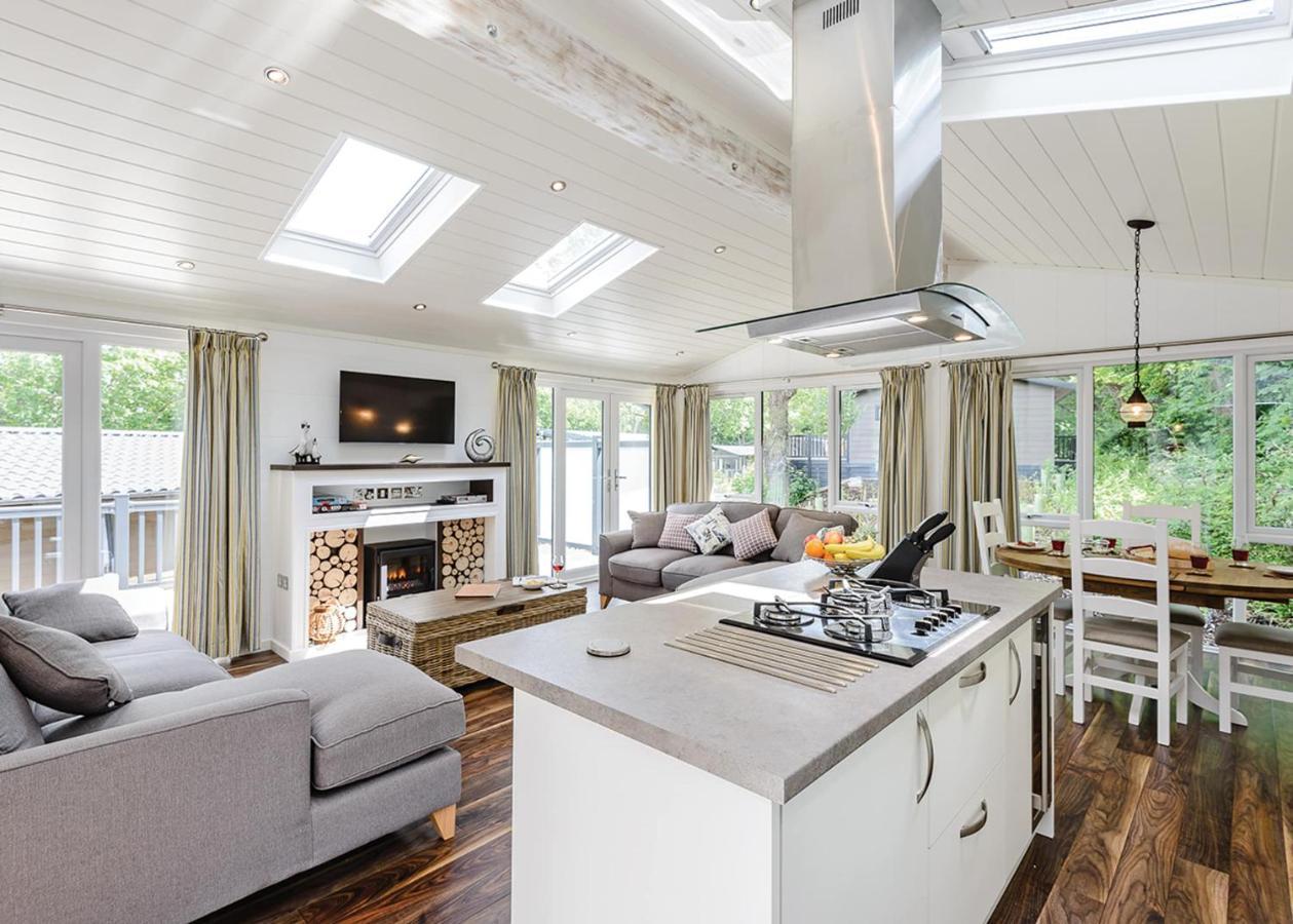 Woodside Bay Lodge Retreat Вуттон-Бридж Экстерьер фото